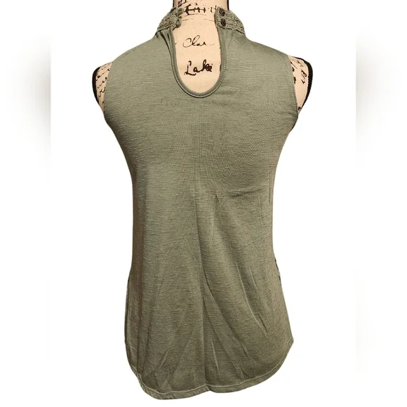 Rewind Sleeveless Lace Blouse - Picture 2 of 9